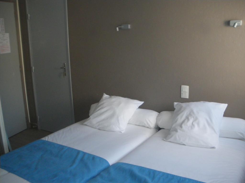 Hotel Du Port Конкарно Номер фото