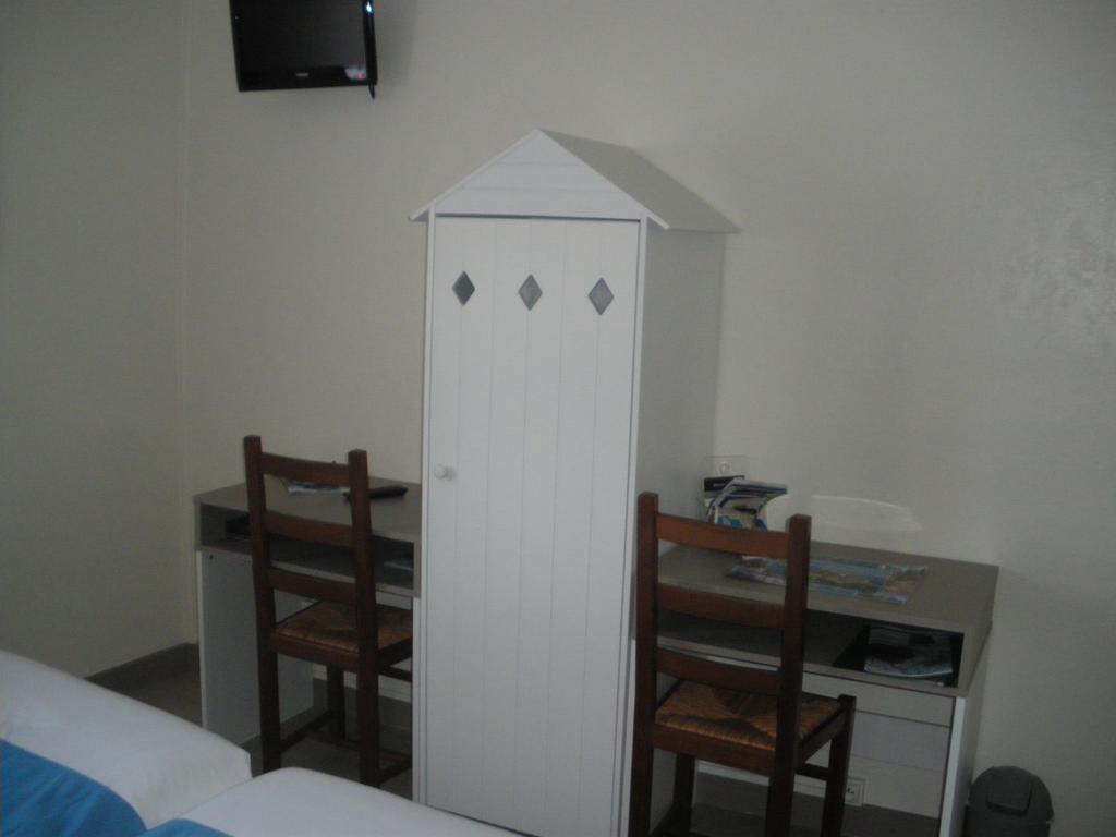 Hotel Du Port Конкарно Номер фото